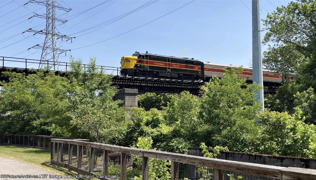 CVSR 6777 crosses Cascade Locks.